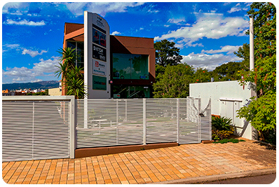 Sede Mobiconn — edifício corporativo com fachada em vidro e logotipo mobiconn